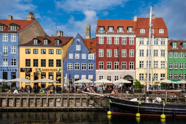 Nuhavn harbor met kleurrijke Scandinavische huizen — Stockfoto