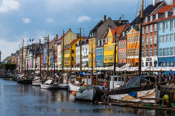 Nuhavn λιμάνι με πολύχρωμα σπίτια Σκανδιναβική — Φωτογραφία Αρχείου