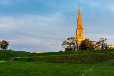 St. Alban'ın Kilisesi tarafından günbatımı