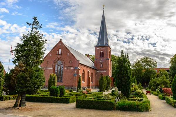 Katholieke kerk en begraafplaats in Dragor — Stockfoto