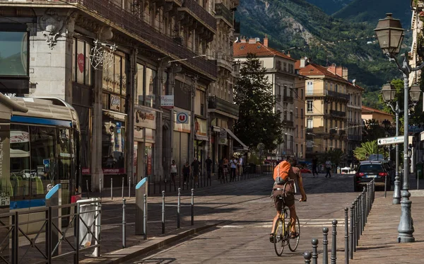 Grenoble Street met fietser — Stockfoto