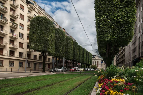 Nowoczesny zielony tor tramwajowy w Grenoble — Zdjęcie stockowe