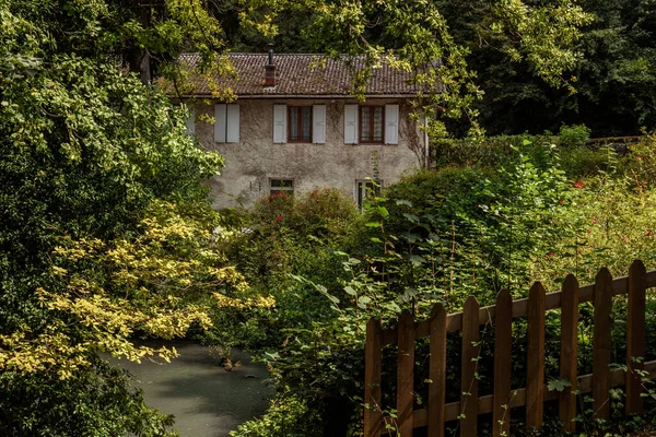 Outbuilding em Castle Park de Vizille — Fotografia de Stock