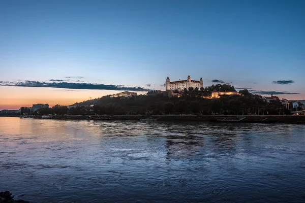 Bratislava slott Panorama från Donau — Stockfoto