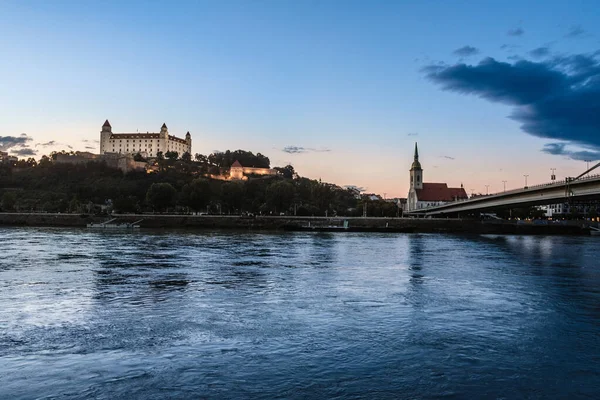 Pozsonyi vár és híd a Dunából — Stock Fotó