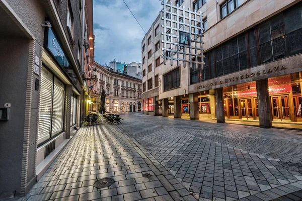 Вечерняя улица по Братиславскому театру — стоковое фото