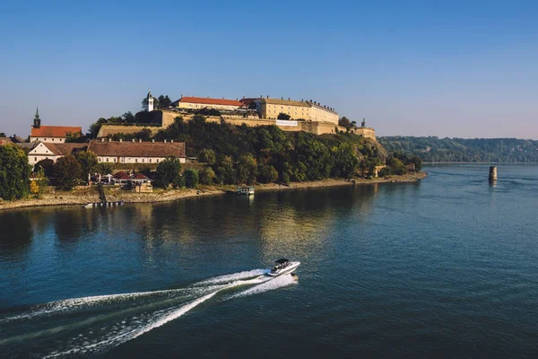 Fortaleza de Petrovaradin no rio Danúbio — Fotografia de Stock