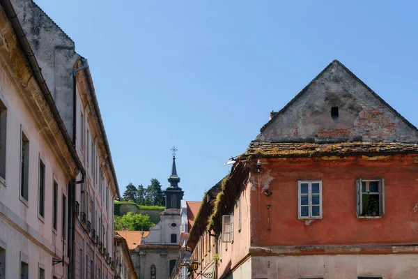 Shabby byggnadsfasader i Petrovaradin — Stockfoto