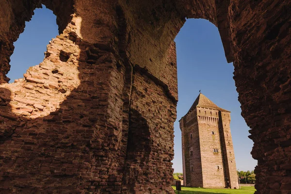 Tour centrale de la forteresse médiévale de Bac — Photo