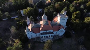 Dvorac Dunderski sarayının insansız hava aracı manzarası. Sırbistan 'ın Voyvodina kentindeki Becej yakınlarındaki Fantast Kalesi' nin hava perspektifli görüntüleri.
