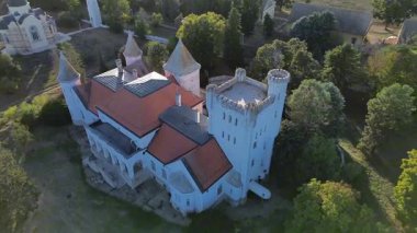 Dvorac Dunderski sarayının insansız hava aracı manzarası. Sırbistan 'ın Voyvodina kentindeki Becej yakınlarındaki Fantast Kalesi' nin hava perspektifli görüntüleri.