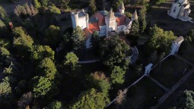 Dvorac Dunderski sarayının insansız hava aracı manzarası. Sırbistan 'ın Voyvodina kentindeki Becej yakınlarındaki Fantast Kalesi' nin hava perspektifli görüntüleri.