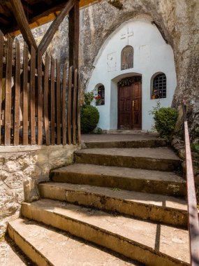 Aziz Peter ve Paul Mağarası Kilisesi 'nin taş merdivenleri var. Stara Planina dağındaki doğal mağarada inşa edilmiş tarihi bir eser. Sırbistan 'da ulusal kültür mirası ve dini turizm beldesi.