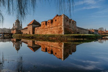 Fagaras Kalesi 'nin manzarası, Doğu Avrupa' daki büyük feodal kale, su dolu hendekle çevrili. Fagaras Kalesi tarihi anıt, kültürel dönüm noktası ve popüler turistik merkezdir..