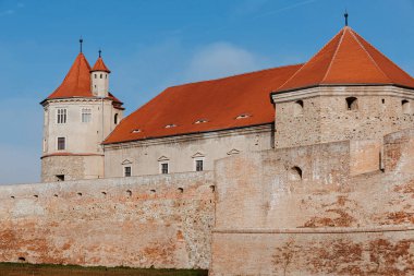 Doğu Avrupa 'daki büyük feodal kale kompleksi olan Fagaras Kalesi' ne yakından bakın. Savunma mimari binası, kültür abidesi ve popüler turistik cazibe. Eski kale taş duvarlar ve kuleler.