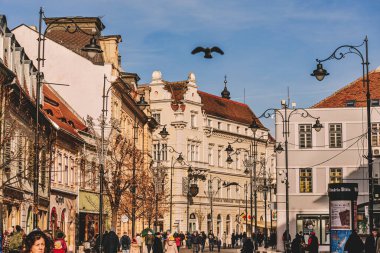 Sibiu, Romanya, 29 Aralık 2022. Transilvanya 'nın tarihi şehrinde sokak manzarası. Sibiu 'nun merkezi yaya bölgesinde yürüyen insanlarla dolu şehir, zengin kültür, tarih ve mimariye sahip şehir..