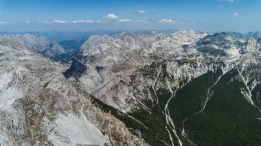 Arnavutluk Alpleri 'ndeki panoramik dağ manzarası. Theth Ulusal Parkı 'ndaki Lanetli Dağlar' daki keskin dağ zirveleri, Arnavutluk 'ta macera gezileri ve yürüyüş için popüler bir yer, yaz mevsiminde manzara.
