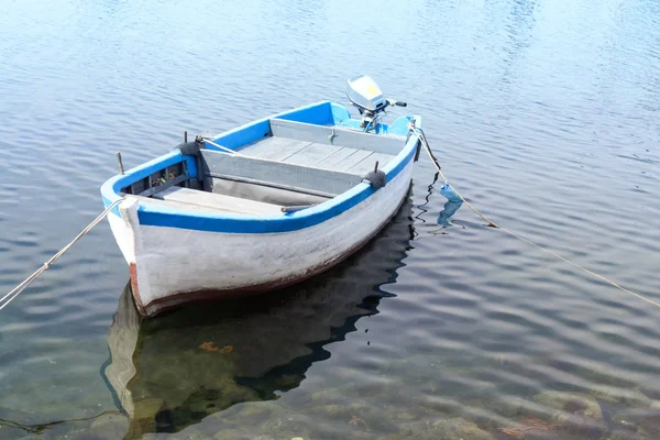 Petit bateau par quai sur la mer — Photo