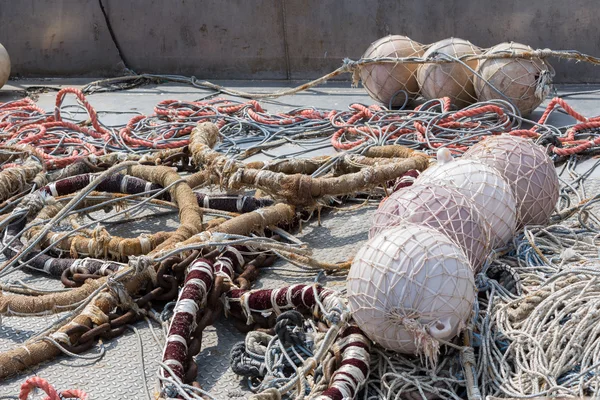 Cordas de pesca e flutua no convés do barco de pesca — Fotografia de Stock