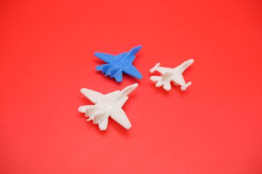 Kırmızı Yüzeyde Minyatür Jet Savaşçısı Oyuncakları Gösterildi