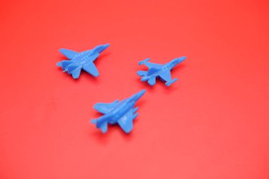 Kırmızı Yüzeyde Minyatür Jet Savaşçısı Oyuncakları Gösterildi
