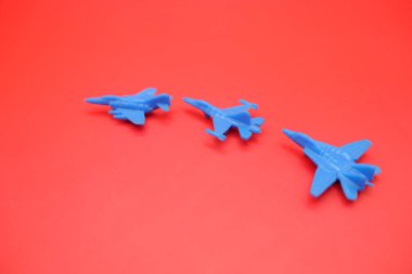 Kırmızı Yüzeyde Minyatür Jet Savaşçısı Oyuncakları Gösterildi
