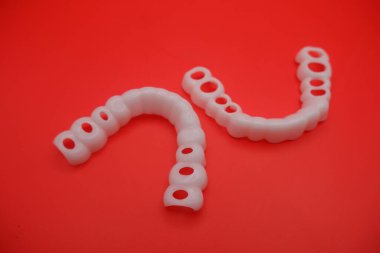 Kızıl Arkaplanda Diş İmplantı Cerrahi Rehberi