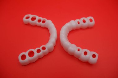 Kızıl Arkaplanda Diş İmplantı Cerrahi Rehberi