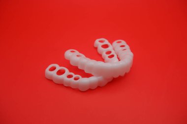 Kızıl Arkaplanda Diş İmplantı Cerrahi Rehberi