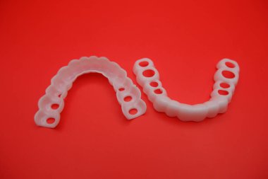 Kızıl Arkaplanda Diş İmplantı Cerrahi Rehberi