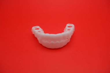 Kızıl Arkaplanda Diş İmplantı Cerrahi Rehberi