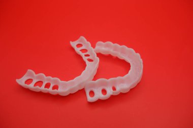 Kızıl Arkaplanda Diş İmplantı Cerrahi Rehberi