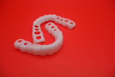 Kızıl Arkaplanda Diş İmplantı Cerrahi Rehberi