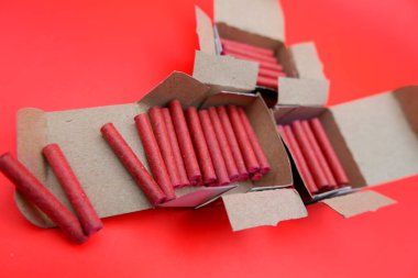 Açık Karton Kutularda Kırmızı Havai fişekler