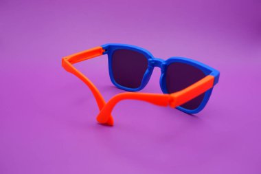 Mavi Çerçeve ve Turuncu Kollu Renkli Katlanabilir Çocuklar Gözlüğü