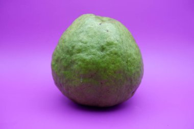 Mor Arkaplanda Kristal Guava İzole Edildi