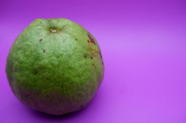 Mor Arkaplanda Kristal Guava İzole Edildi