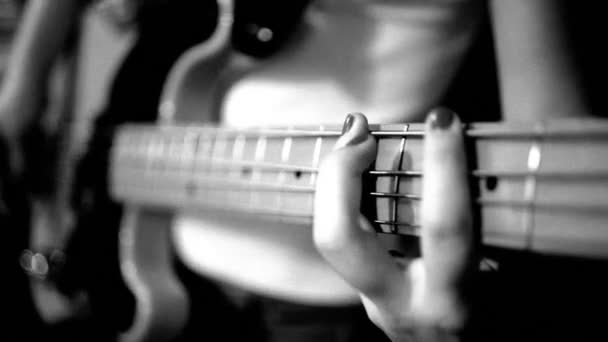 Das Spielen der E-Bass-Gitarre — Stockvideo