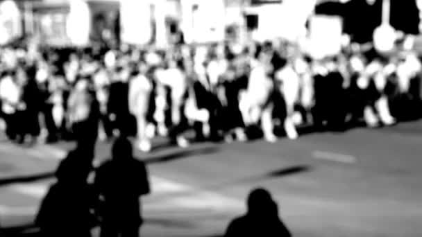Bewegende Menschenmenge. schwarz-weiß — Stockvideo