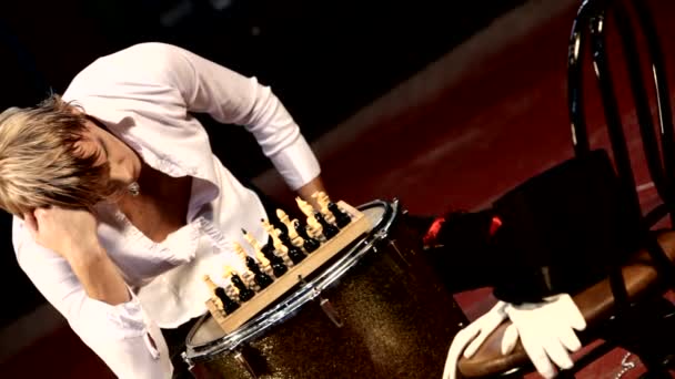 Homme en pièces de théâtre vêtements d'échecs — Video