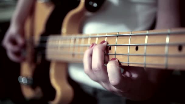 Играть на бас-гитаре — стоковое видео