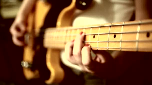 Hrát na basovou kytaru. těžká obilí efekt přidán — Stock video