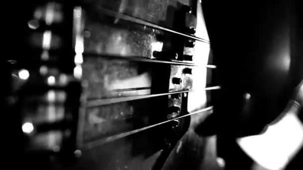 Играть на бас-гитаре. черный и белый — стоковое видео
