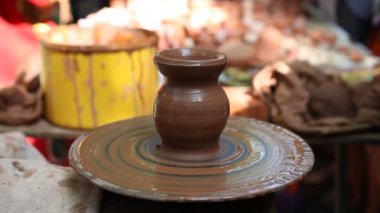 Sadece çanak çömlek potters tekerlek üzerinde yapılan