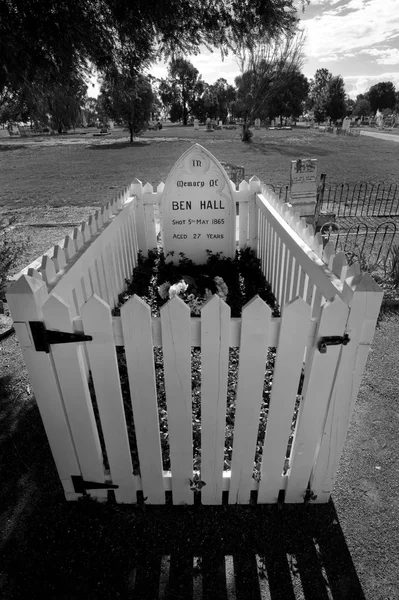 O túmulo do bushranger australiano Ben Hall no Cemitério Forbes, NSW. Preto e branco — Fotografia de Stock