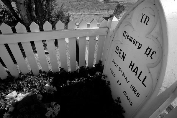 Братская могила в черном и белом — стоковое фото