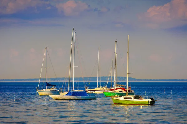 Veleros amarrados en el puerto — Foto de Stock