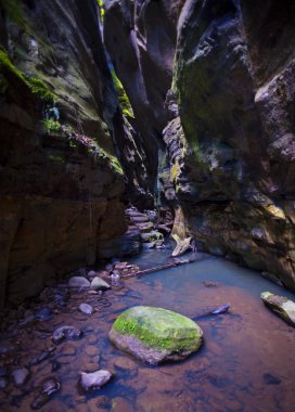 Derin kayalık Gorge