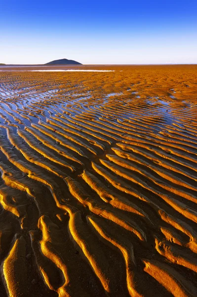 Kum sonsuz bir sahilde dalgaların
