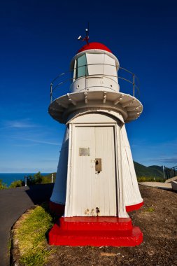 Güneşli bir günde beyaz deniz feneri
